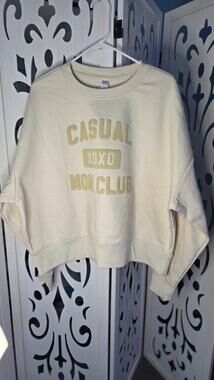 Casual XOXO Mom Club Cropped Sweatshirt Cream Large NWOT Cozy Pullover